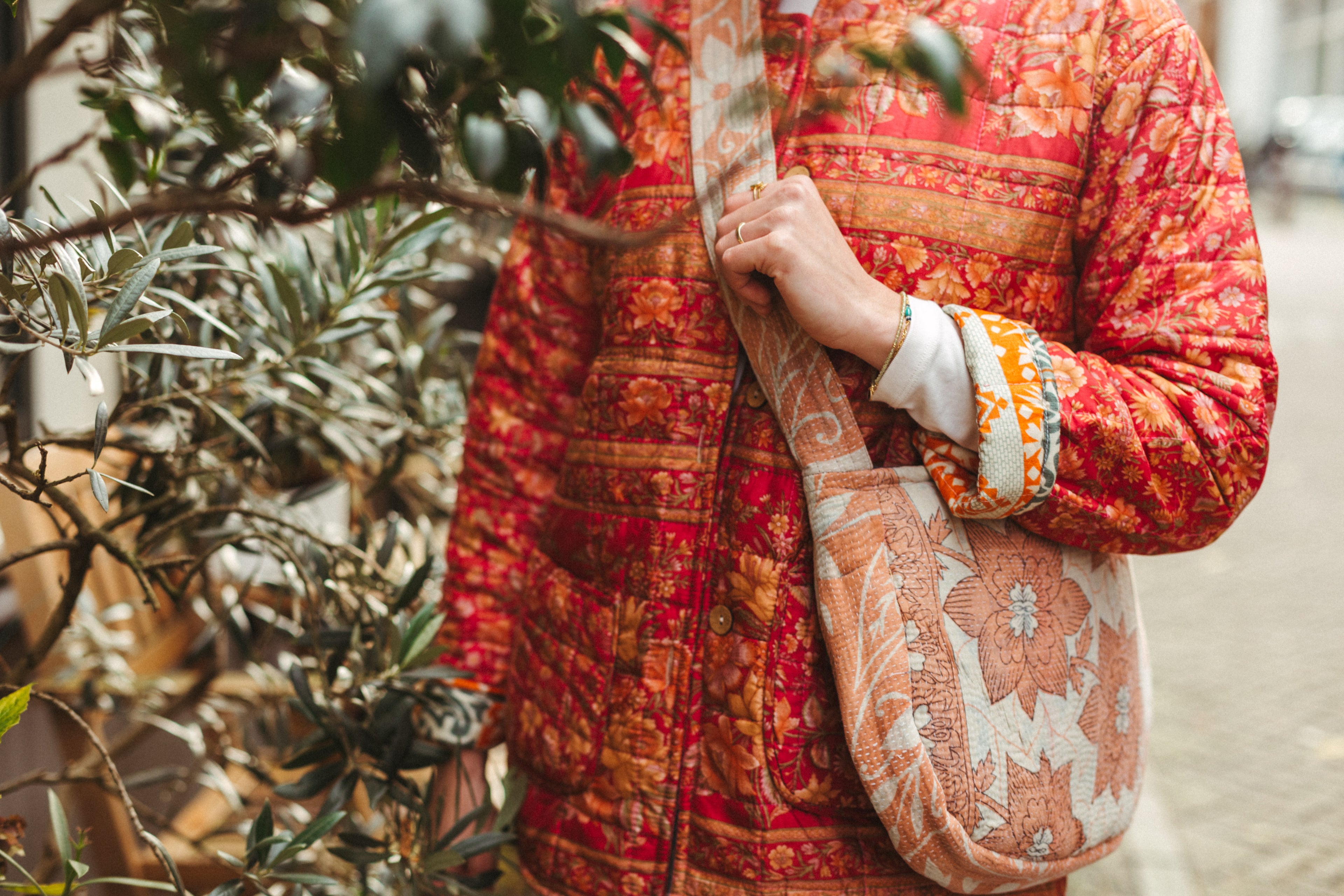 Vivre jewels - de webshop voor unieke, kleurrijke kleding, zoals kimono jasjes of giletjes, en (reversible) vivre tassen met vrolijke prints handgemaakt in India. 